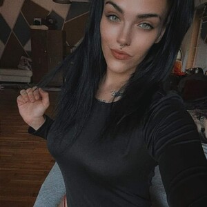 Pauline_2005 webcam profile - Hungarian