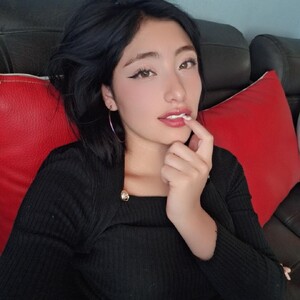 Sullyoon webcam profile - Chinese